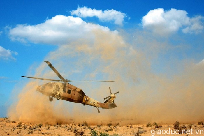 Một chiếc trực thăng UH-60 Blackhawk của quân đội Israel đang chuẩn bị hạ cánh xuống một bãi đáp tại trung tấm huấn luyện lục quân ở Zeelim trong khuôn khổ một cuộc huấn luyện dành riêng cho các sỹ quan chỉ huy lực lượng quân dự bị.